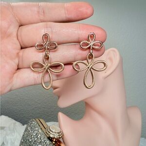 ⚜️ Elegant Gold Floral Drop Earrings 💫